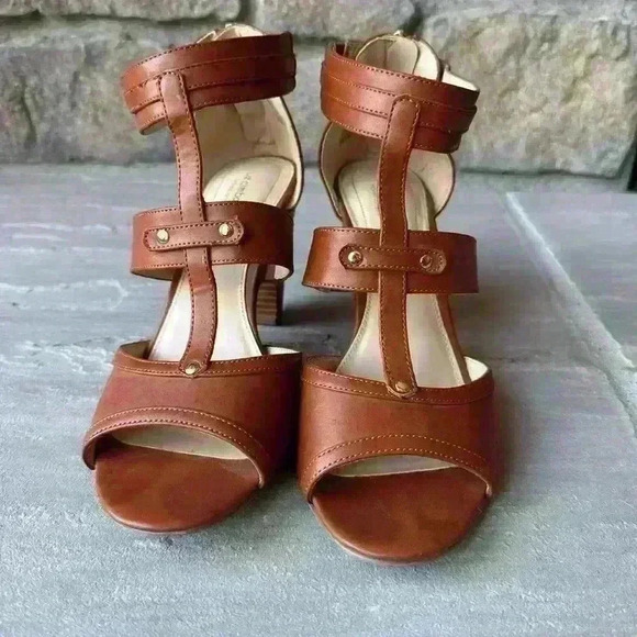 Liz Claiborne Gabby Back Zip Heels
Comfort, Color Cognac Size Women's 9 - Picture 4 of 7